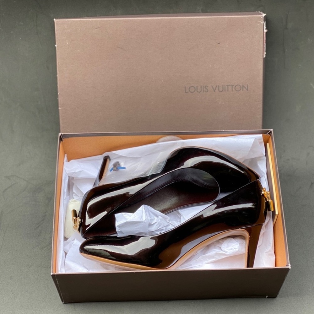 LOUIS VUITTON patent leather lock pumps - Picture 8 of 10